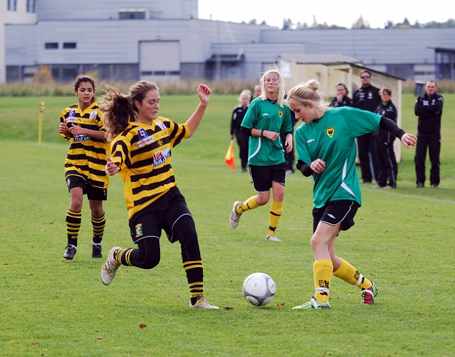 2010_1003_13.JPG - Det var hårda närkamper i matchen